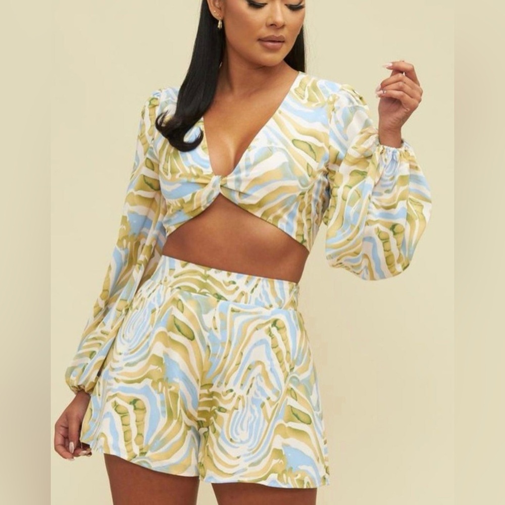 SET Flowy long sleeve crop top open back & matching shorts. Small Resortwear NWT - Picture 1 of 8